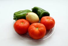 Tomates, pimientas y cebolla fotos de archivo Tomates, pimientas y cebolla fotos de archivo