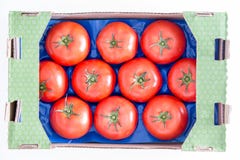 Tomates rouges organiques sur Tray In une boîte images stock Tomates rouges organiques sur Tray In une boîte images stock