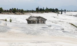 Tomba dell'oggetto d'antiquariato di Hierapolis in Pamukkale, Turchia immagine stock libera da diritti Tomba dell'oggetto d'antiquariato di Hierapolis in Pamukkale, Turchia immagine stock libera da diritti