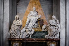 Tombe de marbre d'Agostino Favoriti dans la cathédrale de Santa Maria Maggiore à Rome, Italie images libres de droits Tombe de marbre d'Agostino Favoriti dans la cathédrale de Santa Maria Maggiore à Rome, Italie images libres de droits