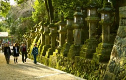 Tombeau en pierre Nara de Kasuga Taisha de touristes de lanternes images libres de droits Tombeau en pierre Nara de Kasuga Taisha de touristes de lanternes images libres de droits