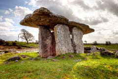 Tombeau portique de dolmen de Poulnabrone en Irlande. Photographie stock libre de droits Tombeau portique de dolmen de Poulnabrone en Irlande. Photographie stock libre de droits