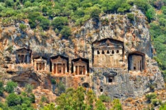 Tombes célèbres de Lycian de ville antique de Caunos, Dalyan, Turquie image libre de droits Tombes célèbres de Lycian de ville antique de Caunos, Dalyan, Turquie image libre de droits
