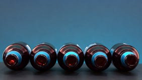 Tomglas den bästa sikten placerade horisontellt för †” bottle för banavatten för clippingen exponeringsglas isolerad mineralisk arkivbilder Tomglas den bästa sikten placerade horisontellt för †” bottle för banavatten för clippingen exponeringsglas isolerad mineralisk arkivbilder