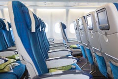 Tomma bekväma platser i kabin av flygplan arkivbild Tomma bekväma platser i kabin av flygplan arkivbild