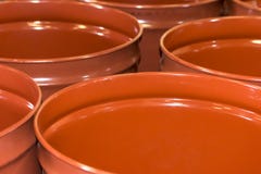 Tomma metalltrummor för lagring och trans. av orange fruktsaft i lagret av på burk av den orange fabriken eller av växten arkivfoto Tomma metalltrummor för lagring och trans. av orange fruktsaft i lagret av på burk av den orange fabriken eller av växten arkivfoto