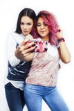 Ton?rs- flickor f?r b?sta v?n som har tillsammans gyckel som poserar emotionellt som isoleras p? vit bakgrund som ?r asiatiskt oc arkivbilder Ton?rs- flickor f?r b?sta v?n som har tillsammans gyckel som poserar emotionellt som isoleras p? vit bakgrund som ?r asiatiskt oc arkivbilder