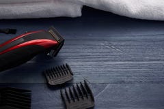 Tondeuse et ciseaux le salon de coiffure sur un tabl en bois Images libres de droits Tondeuse et ciseaux le salon de coiffure sur un tabl en bois Images libres de droits