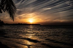 Toneel Caraïbische zonsondergang in Las Terrenas, Dominicaanse Republiek stock foto Toneel Caraïbische zonsondergang in Las Terrenas, Dominicaanse Republiek stock foto