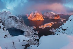 Toneelfjord op Lofoten-eilanden, Reine, Noorwegen Kalm water Beroemde toeristische attractie op Lofoten-Eilanden royalty-vrije stock afbeeldingen Toneelfjord op Lofoten-eilanden, Reine, Noorwegen Kalm water Beroemde toeristische attractie op Lofoten-Eilanden royalty-vrije stock afbeeldingen
