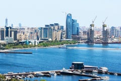 Toneellandschap van stedelijke horizon Baku met talrijke moderne wolkenkrabbers Baku is de hoofd en grootste stad van Azerbeidzja stock fotografie Toneellandschap van stedelijke horizon Baku met talrijke moderne wolkenkrabbers Baku is de hoofd en grootste stad van Azerbeidzja stock fotografie