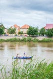 Toneellandschaps hoofdstad van Battambang-Provincie, Kambodja Paartoeristen die in Sangkae-Rivier kayaking Het zachte zonlicht gl royalty-vrije stock afbeelding Toneellandschaps hoofdstad van Battambang-Provincie, Kambodja Paartoeristen die in Sangkae-Rivier kayaking Het zachte zonlicht gl royalty-vrije stock afbeelding