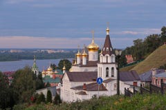 Toneelmening bij kerken boven Volga rivier royalty-vrije stock foto Toneelmening bij kerken boven Volga rivier royalty-vrije stock foto
