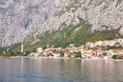 Toneelmening van oude stad, bergen en de kust van water van Kotor-baai, Montenegro royalty-vrije stock fotografie Toneelmening van oude stad, bergen en de kust van water van Kotor-baai, Montenegro royalty-vrije stock fotografie