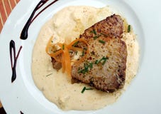 Tonijnlapje vlees in witte saus Royalty-vrije Stock Afbeelding Tonijnlapje vlees in witte saus Royalty-vrije Stock Afbeelding