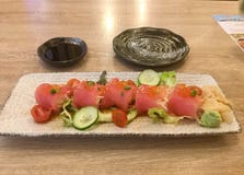 Tonijnsashimi met radijs Japanse keuken heerlijk Sojasaus royalty-vrije stock foto's Tonijnsashimi met radijs Japanse keuken heerlijk Sojasaus royalty-vrije stock foto's