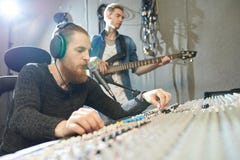 Toningenieuraufnahme-Gitarrenleistung im Studio stockbilder Toningenieuraufnahme-Gitarrenleistung im Studio stockbilder