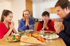 Tonårs- familj som säger nåd royaltyfri bild Tonårs- familj som säger nåd royaltyfri bild