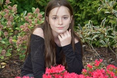Tonårs- flicka som poserar för foto i trädgården arkivbilder Tonårs- flicka som poserar för foto i trädgården arkivbilder