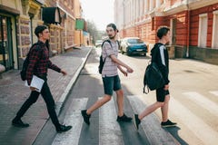 Tonårs- övergångsställe för stads- gatalivsstilbffs arkivfoton Tonårs- övergångsställe för stads- gatalivsstilbffs arkivfoton