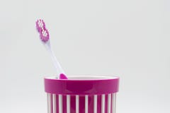 Toothbrush in vetro Rosso e verde Su fondo bianco immagini stock libere da diritti Toothbrush in vetro Rosso e verde Su fondo bianco immagini stock libere da diritti