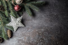 Top de conos del pino del árbol de abeto de los cascabeles de las decoraciones de la estrella de la Navidad de la visión en fondo fotos de archivo libres de regalías Top de conos del pino del árbol de abeto de los cascabeles de las decoraciones de la estrella de la Navidad de la visión en fondo fotos de archivo libres de regalías