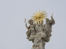 Top del monumento barroco de la columna de la plaga con San Pedro y el santo imágenes de archivo libres de regalías Top del monumento barroco de la columna de la plaga con San Pedro y el santo imágenes de archivo libres de regalías