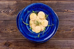 Top down menings verse ravioli op blauwe plaat royalty-vrije stock foto Top down menings verse ravioli op blauwe plaat royalty-vrije stock foto