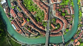 Top a?reo abajo de la vista de la ciudad vieja de Berna, Suiza almacen de metraje de vídeo Top a?reo abajo de la vista de la ciudad vieja de Berna, Suiza almacen de metraje de vídeo