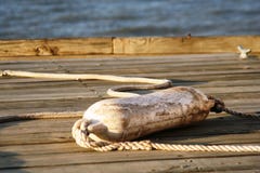 Tope de la boya que se sienta en un muelle imágenes de archivo libres de regalías Tope de la boya que se sienta en un muelle imágenes de archivo libres de regalías