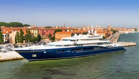 Toppen motorisk yacht som förtöjas i Venedig royaltyfri fotografi Toppen motorisk yacht som förtöjas i Venedig royaltyfri fotografi