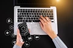 Topviewvrouw die slimme telefoon voor het mobiele betalingen online winkelen, omni c met behulp van stock fotografie Topviewvrouw die slimme telefoon voor het mobiele betalingen online winkelen, omni c met behulp van stock fotografie