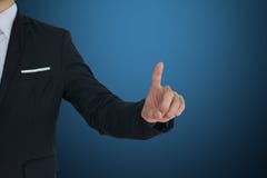 Toque do homem de negócios na tela vitual no fundo azul Isto tem o trajeto de grampeamento imagem de stock Toque do homem de negócios na tela vitual no fundo azul Isto tem o trajeto de grampeamento imagem de stock