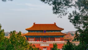 Tor von göttlichem könnte Shenwumen, das Nordtor des verbotenen Palastes, unter Bäumen, in Peking, China stockbild Tor von göttlichem könnte Shenwumen, das Nordtor des verbotenen Palastes, unter Bäumen, in Peking, China stockbild