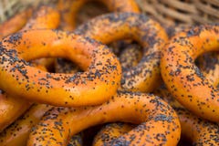 Torkar, baglar, guld- bakade och för sötsak runda bullar med vallmo i form av cirklar i vide- korgar som göras från en vinranka a arkivfoto Torkar, baglar, guld- bakade och för sötsak runda bullar med vallmo i form av cirklar i vide- korgar som göras från en vinranka a arkivfoto