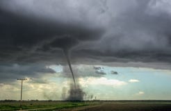 Tornado fuerte sobre los llanos de Colorado del este imagen de archivo libre de regalías Tornado fuerte sobre los llanos de Colorado del este imagen de archivo libre de regalías