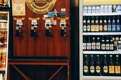 Torneira da cerveja e latas e garrafas no supermercado em Vladivostok, Rússia fotos de stock royalty free Torneira da cerveja e latas e garrafas no supermercado em Vladivostok, Rússia fotos de stock royalty free