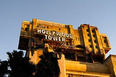Tornet f?r skymningzon av hotell I f?r skr?ckHollywood torn royaltyfria bilder Tornet f?r skymningzon av hotell I f?r skr?ckHollywood torn royaltyfria bilder