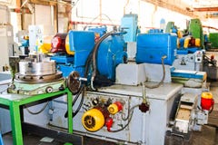 Torno industrial del hierro para cortar, torneado de billetes de los metales, madera y otros materiales, dando vuelta, fabricació fotos de archivo Torno industrial del hierro para cortar, torneado de billetes de los metales, madera y otros materiales, dando vuelta, fabricació fotos de archivo