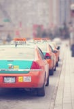 TORONTO, CANADA - 12 AVRIL : Client de attente aligné par taxis images stock TORONTO, CANADA - 12 AVRIL : Client de attente aligné par taxis images stock