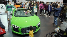 Toronto, Canadá, o 20 de fevereiro de 2018: Carro elegante de Audi R8 na feira automóvel do mundo em Toronto vídeos de arquivo Toronto, Canadá, o 20 de fevereiro de 2018: Carro elegante de Audi R8 na feira automóvel do mundo em Toronto vídeos de arquivo