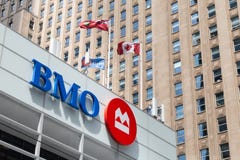 Toronto, Ontario/Canadá - 20 de julio de 2018: El banco del edificio de la oficina central de Montreal BMO señala a rey por medio imagenes de archivo Toronto, Ontario/Canadá - 20 de julio de 2018: El banco del edificio de la oficina central de Montreal BMO señala a rey por medio imagenes de archivo