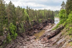 Torr flodbädd av den Vuoksa floden stenig vuoksi för forntida för gruppfinland skog flod för imatra Arkivbilder Torr flodbädd av den Vuoksa floden stenig vuoksi för forntida för gruppfinland skog flod för imatra Arkivbilder