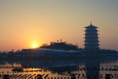 Torre alla notte, nuovo punto di riferimento di Changan di Xi'an, Shaanxi, porcellana fotografia stock Torre alla notte, nuovo punto di riferimento di Changan di Xi'an, Shaanxi, porcellana fotografia stock