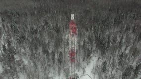 Torre com as antenas e os pratos celulares, sem fio Tiro do helicóptero video estoque Torre com as antenas e os pratos celulares, sem fio Tiro do helicóptero video estoque