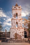 A torre da igreja a cidade Toconao, construída no século XVIII, pertence à comuna de San Pedro de Atacama, no imagem de stock royalty free A torre da igreja a cidade Toconao, construída no século XVIII, pertence à comuna de San Pedro de Atacama, no imagem de stock royalty free