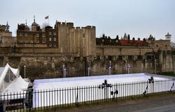 Torre da pista de gelo do Natal de Londres Londres, Reino Unido, o 30 de dezembro de 2018 imagens de stock Torre da pista de gelo do Natal de Londres Londres, Reino Unido, o 30 de dezembro de 2018 imagens de stock