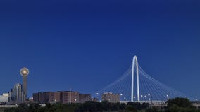 Torre da reunião e Margaret Hunt Hill Bridge, Dallas imagem de stock royalty free Torre da reunião e Margaret Hunt Hill Bridge, Dallas imagem de stock royalty free