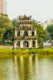 Torre de la tortuga en el lago Hoan Kiem de Hanoi fotos de archivo libres de regalías Torre de la tortuga en el lago Hoan Kiem de Hanoi fotos de archivo libres de regalías