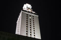 Torre de pulso de disparo da Universidade do Texas na noite imagem de stock royalty free Torre de pulso de disparo da Universidade do Texas na noite imagem de stock royalty free